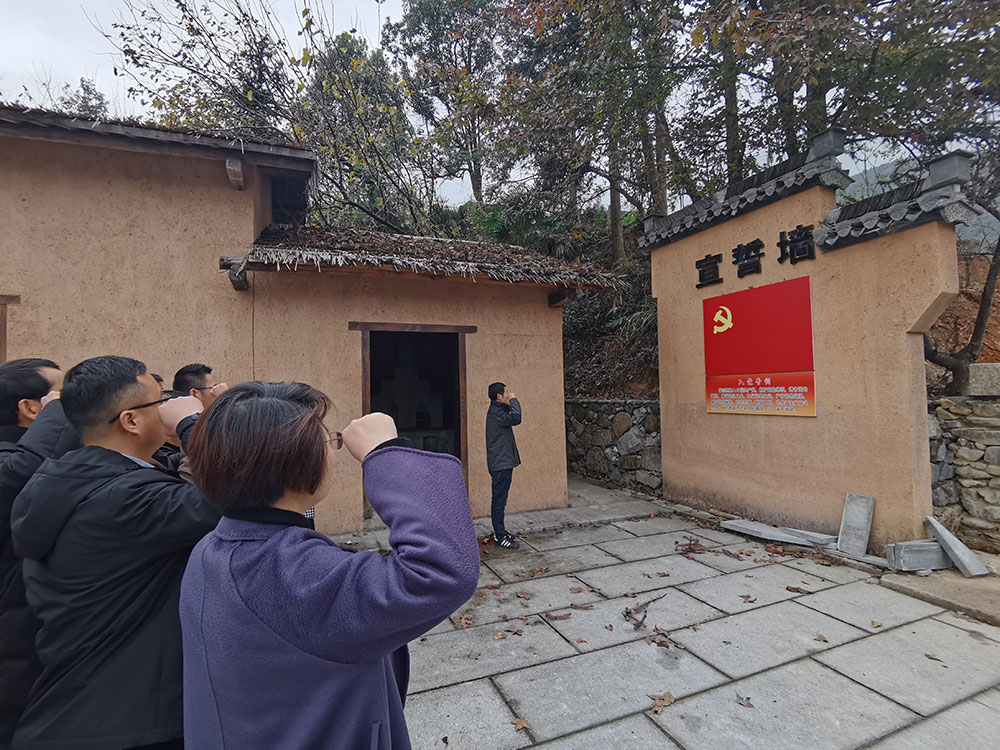 屯溪城建投公司黨支部開展“走進(jìn)紅色記憶、傳承初心使命”主題黨日活動