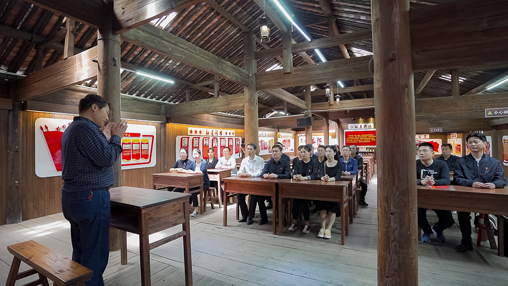 屯溪區(qū)國(guó)投集團(tuán)開(kāi)展學(xué)黨史、祭英烈主題黨日活動(dòng)