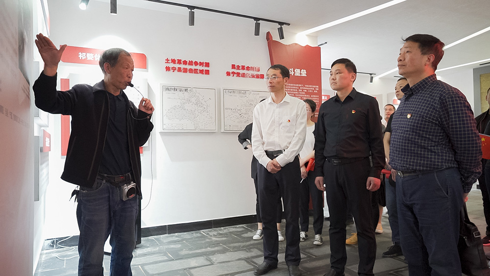 屯溪區(qū)國(guó)投集團(tuán)開(kāi)展學(xué)黨史、祭英烈主題黨日活動(dòng)