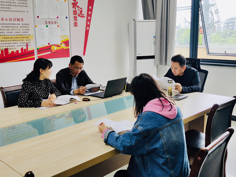 推進(jìn)主體信用評(píng)級(jí)，構(gòu)建集團(tuán)融資平臺(tái)