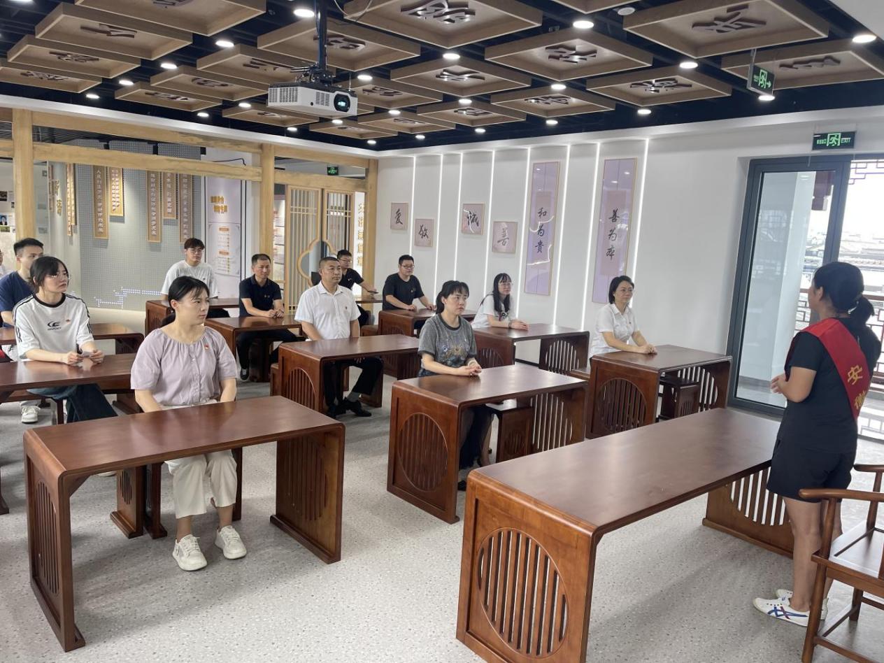 見賢思齊學(xué)楷模，崇德向善做好人——區(qū)國投集團黨委開展8月份主題黨日活動