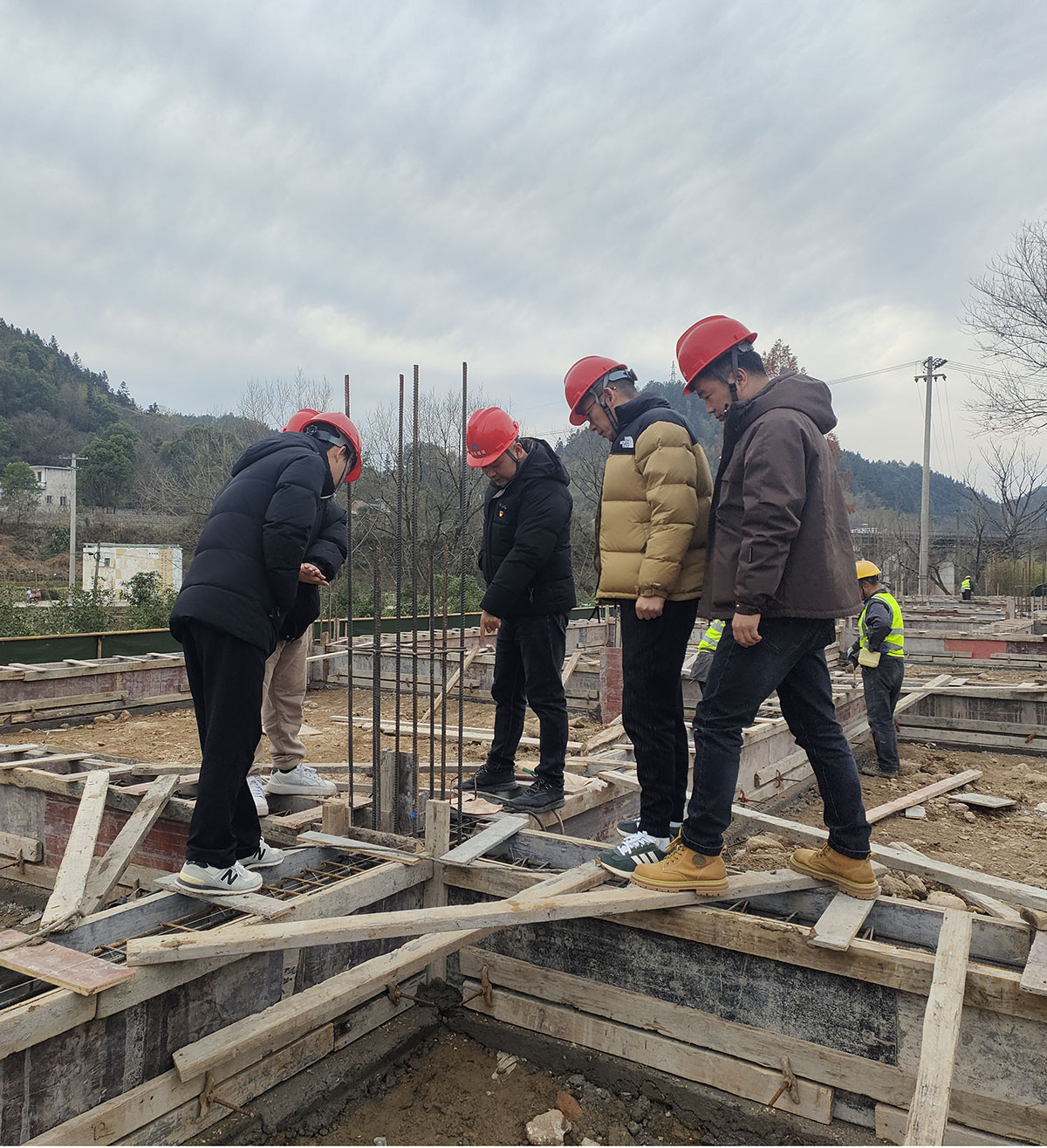 黨建引領(lǐng)進(jìn)工地，支部聯(lián)動(dòng)促發(fā)展