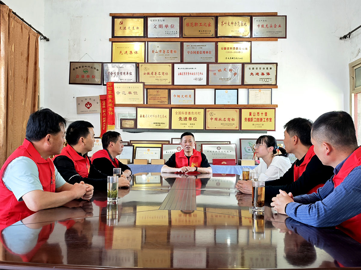 昱城產(chǎn)投公司黨支部開展“茶香潤初心，黨旗映茶園”主題黨日活動