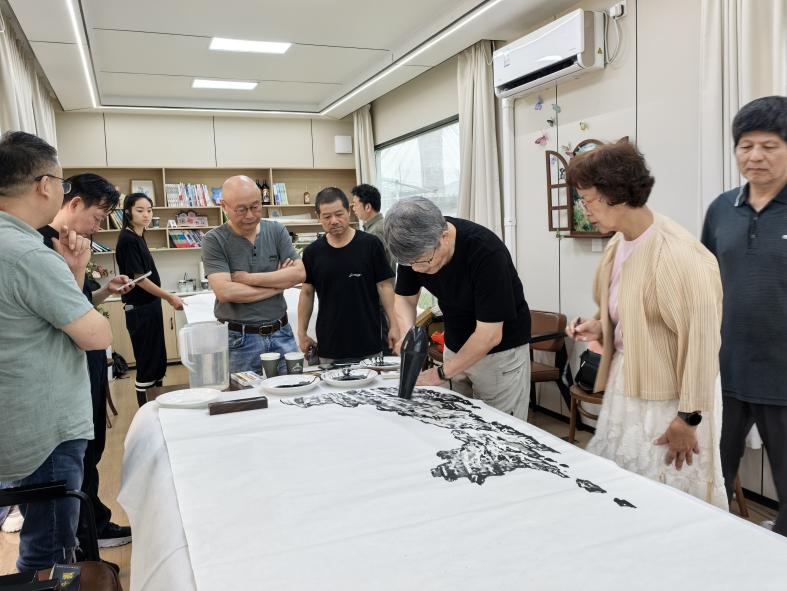 兩岸藝術(shù)家相聚黃山古村  以筆墨共書(shū)文化交融新篇